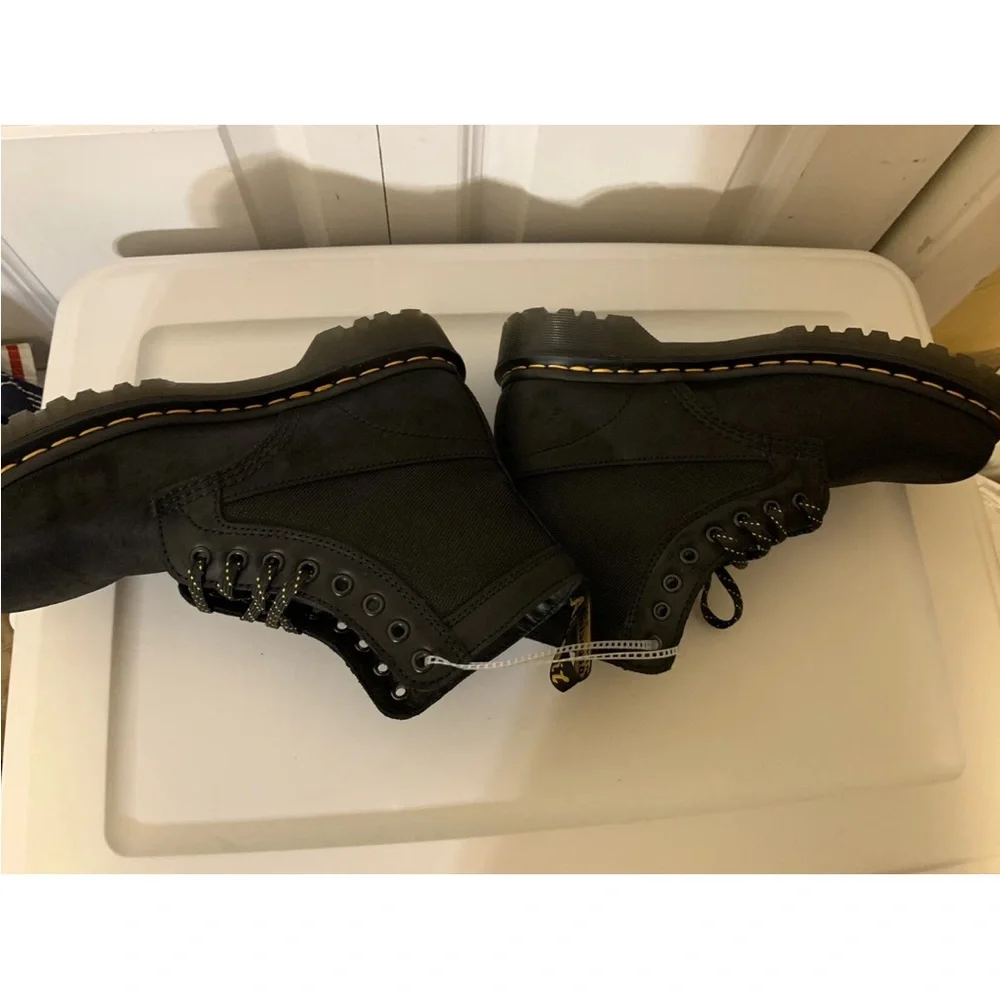 Dr. Martens mens sz 7M‎ Black Leather Boots with Yellow Stitching 1460 panel